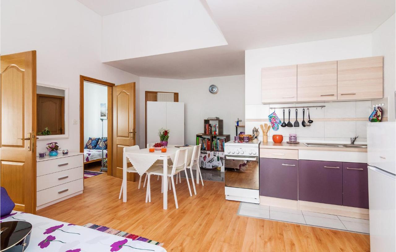 Nice Apartment In Vinjerac With Kitchen Exteriör bild