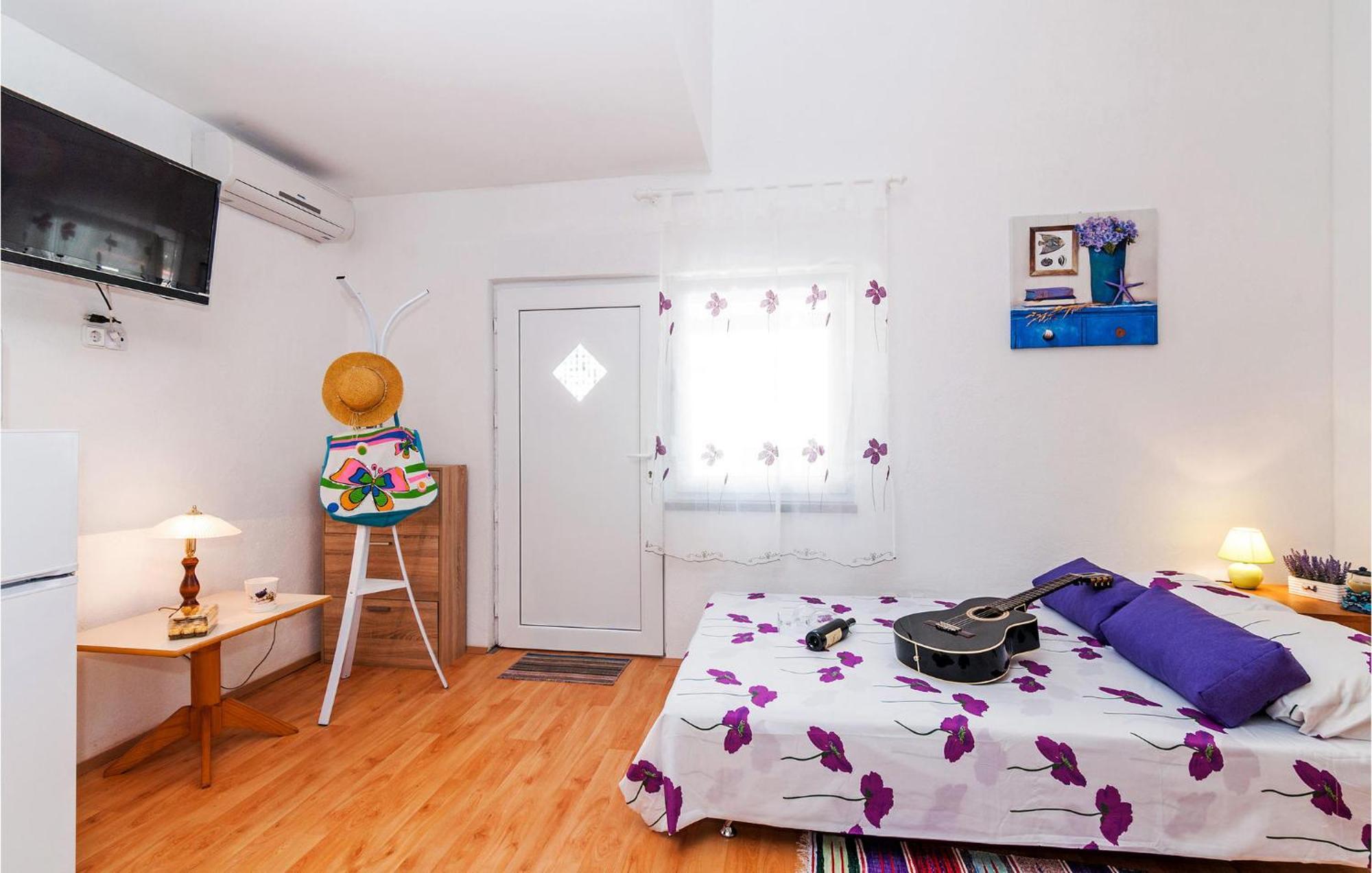 Nice Apartment In Vinjerac With Kitchen Exteriör bild