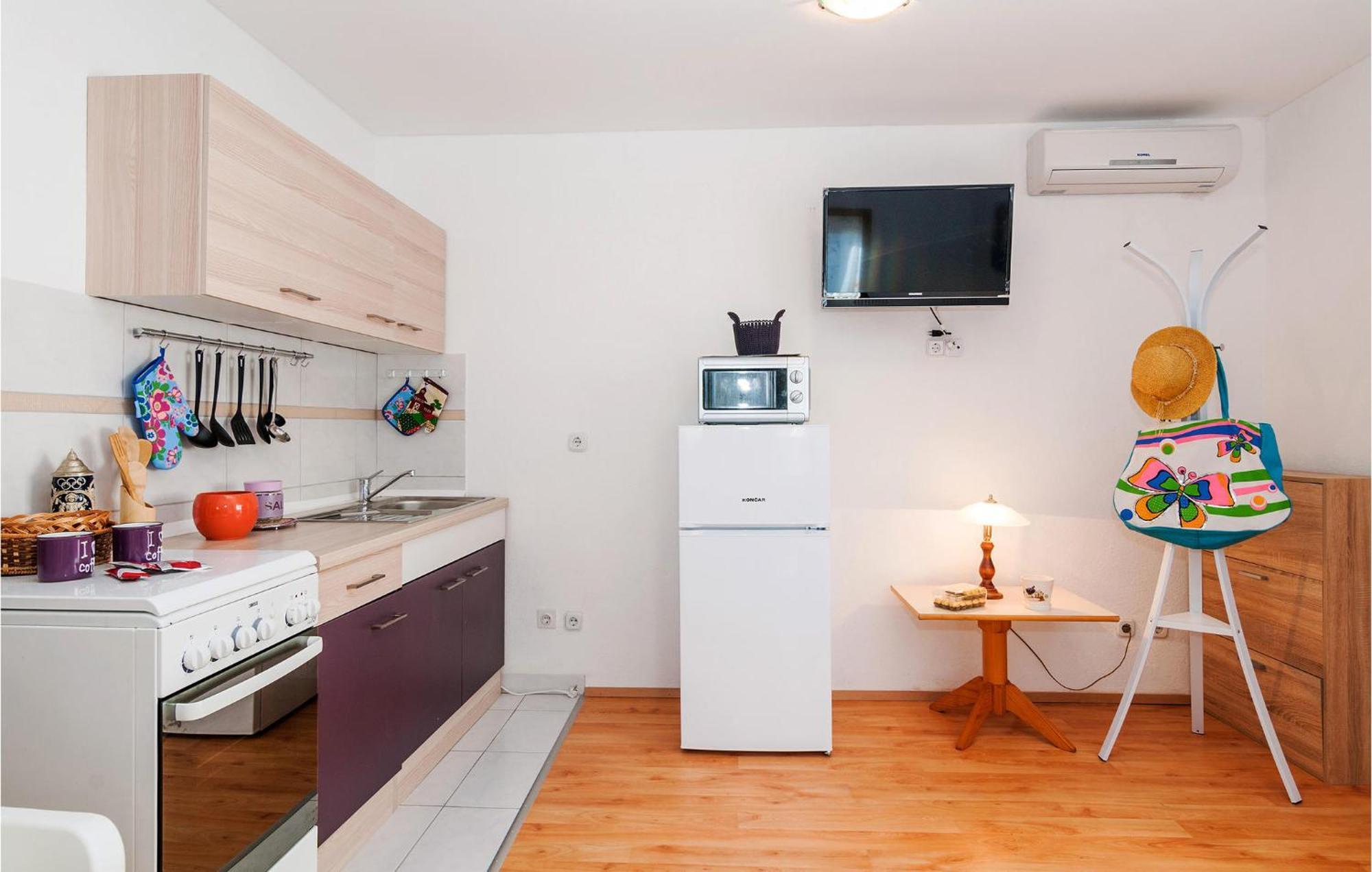 Nice Apartment In Vinjerac With Kitchen Exteriör bild